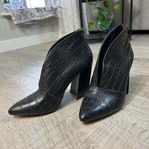 Vince Camuto Steevera Black Croc Embossed Leather Ankle Booties Size 7